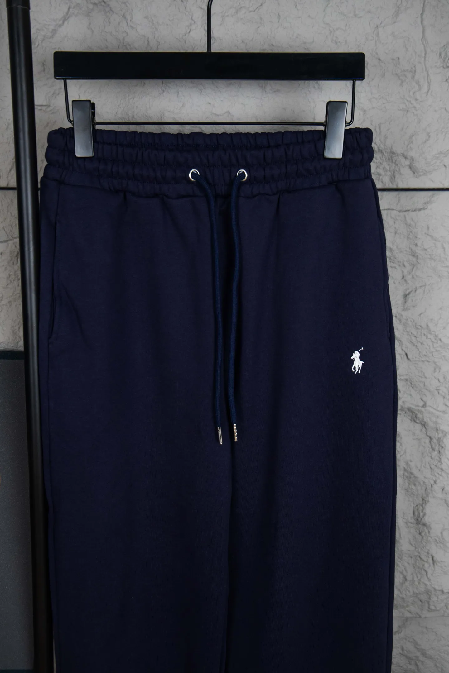 🅿️200 Style No.: M211 Ralph Lauren Ralph Lauren suit sweatpants. Pure cotton treated with anti-static technology. Does not stain dust and has no loose hair. The elastic waist is used with a drawstring. Very body-friendly. The cotton is comfortable and soft. The upper body is casual and free. Regular beveled double pockets on both sides. The white brand logo on the left trouser leg collides with the black of the trousers. Although it is small, it is quite recognizable. The brand adds a young and fashionable atmosphere to the original sense of luxury. It can be called a cold-proof weapon. A simple base layer is enough to resist the severe cold, making it more fluffy and warm. Color: Gray, Black, Navy SIZE: S-XL
